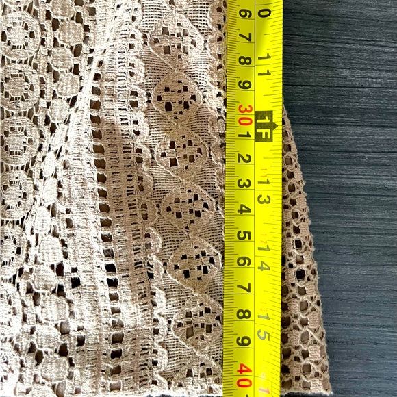 Banana Republic, size 4 lace top, rounded neckline and zip up in back. - Picture 5 of 7